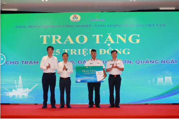 Cũng tại hội nghị, Công đoàn Petrovietnam đã tổ chức trao hỗ trợ kinh phí thực hiện các chương trình an sinh xã hội tại đặc khu Lý Sơn.